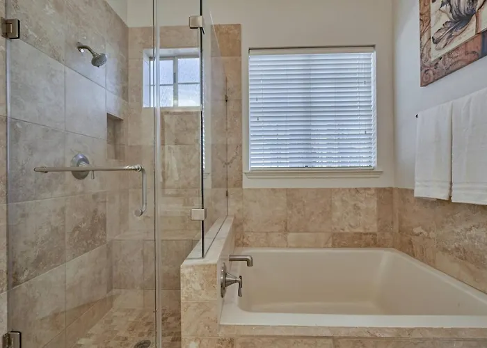 The Woodlands 4Br Forest Retreat-Pool, Spa, Grill, Nature Trails & Baby Friendly